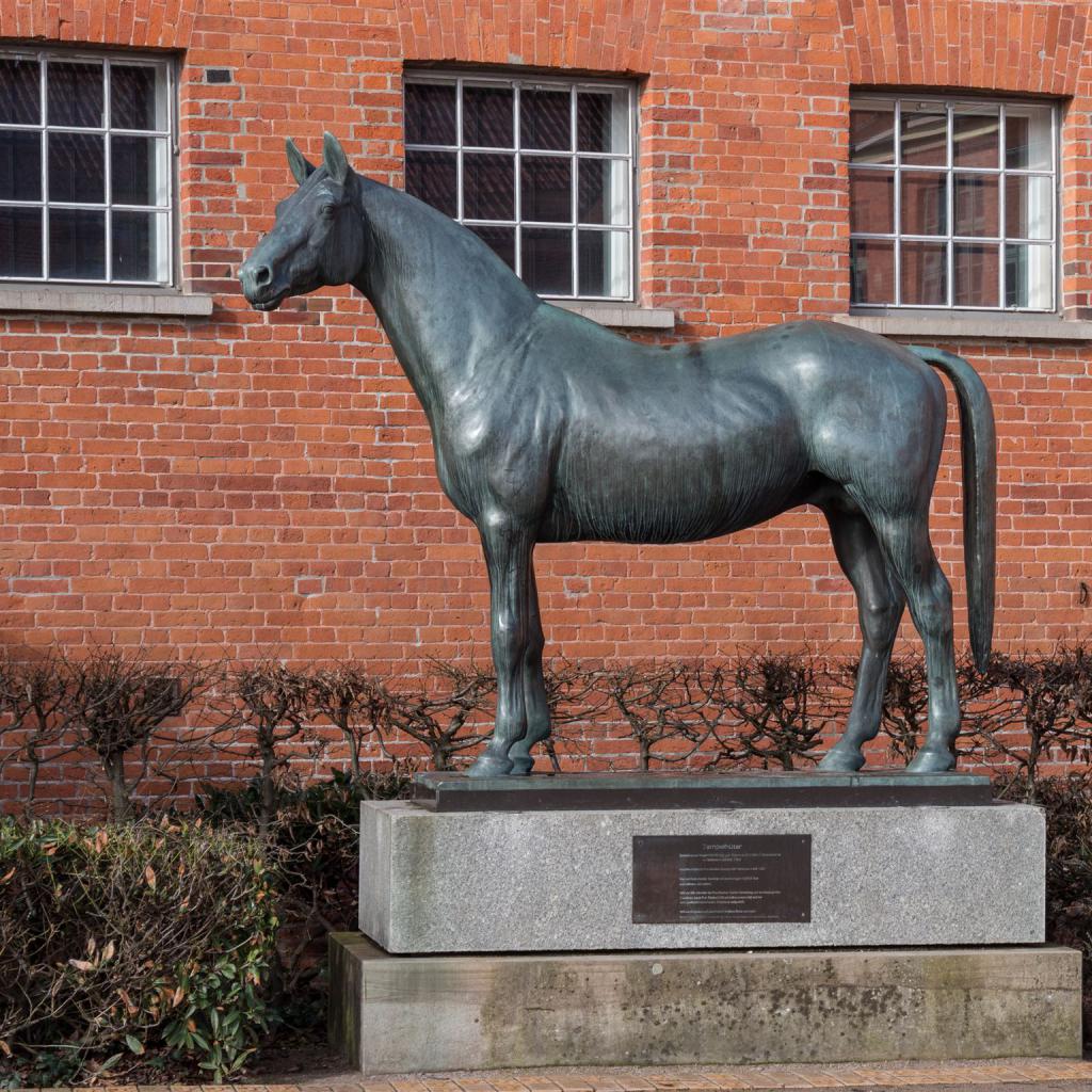 Trakenerhengst_ Tempelhüter _vor_dem_Deutschen_Pferdemuseum_in_Verden_(Aller)