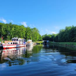 Foto vom Schiffsanleger im Kanal Elblaska