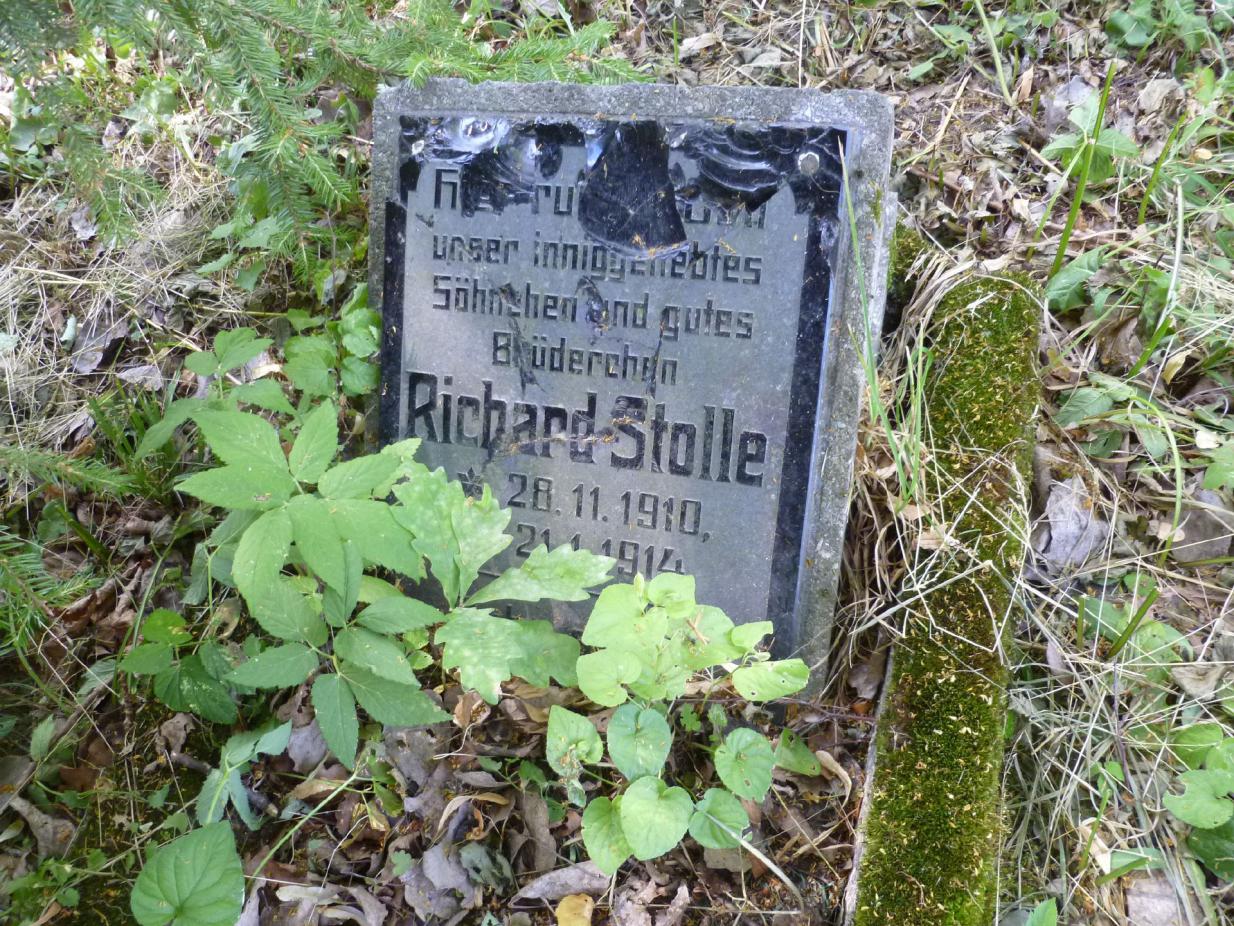 Grabstein auf einem Friedhof im Kreis Lyck
