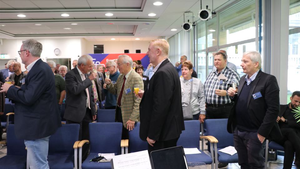 Gäste der Festveranstaltung beim kleinen Sektempfang