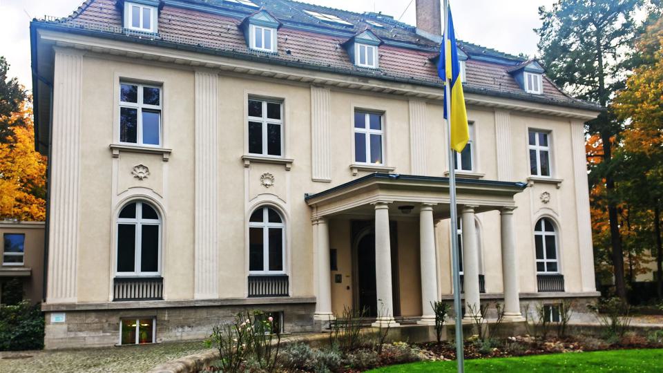 Blick auf den Haupteingang Europäische Akademie in Berlin